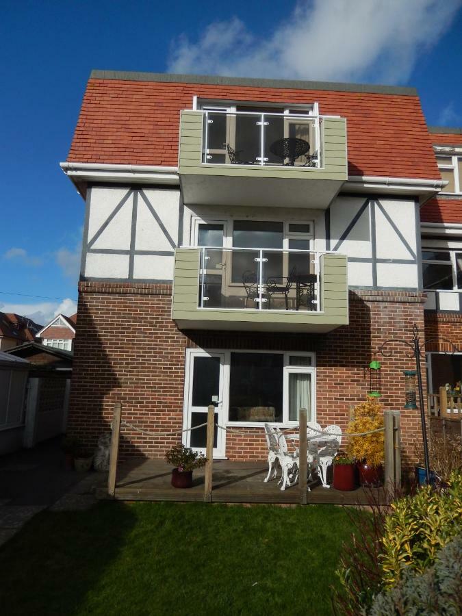 Gables Court Holiday Apartments Суонидж Екстериор снимка